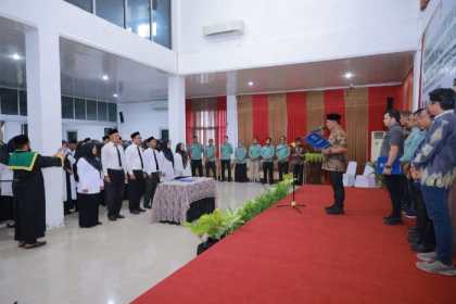 Bupati Aceh Besar Muharram Idris melantik kepsek dan menyerahkan SK Perpanjangan PPPK Formasi guru di aula Dekranasda Aceh Besar, Kamis (13/3/2025)