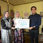 Ketua DPRK Banda Aceh Irwansyah ST membantu pemasangan meteran listrik gratis bagi warga kurang mampu di Gampong Neusu Aceh, Kecamatan Baiturrahman, Banda Aceh, Jum'at (21/3)