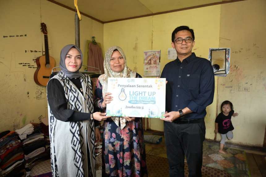 Ketua DPRK Banda Aceh Irwansyah ST membantu pemasangan meteran listrik gratis bagi warga kurang mampu di Gampong Neusu Aceh, Kecamatan Baiturrahman, Banda Aceh, Jum'at (21/3)