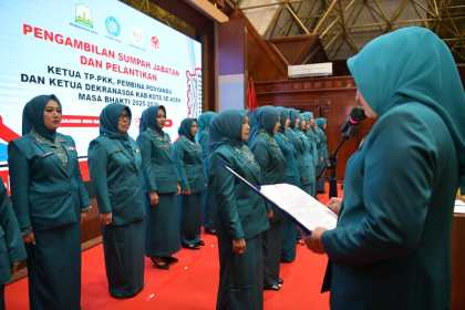 Ketua TP PKK Aceh Marlina Usman melantik Ketua TP PKK, Pembina Posyandu dan Ketua Dekranasda Kabupaten/Kota Se-Aceh Masa Bakti 2025-2030 di Anjong Mon Mata, Pendopo Gubernur Aceh, Senin (24/3)