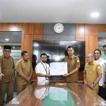 Plt Sekda Aceh M Nasir Syamaun dan Kepala Satker Prasarana Permukiman Provinsi Aceh, Larap menandatangani dokumen penyerahan pengelolaan aset venue Kolam Renang Tirta Raya dari BPPW Aceh kepada Pemerintah Aceh, di Ruang Rapat Sekda Aceh, Senin (24/3)