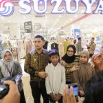 Wakil Wali Kota Banda Aceh Afdhal Khalilullah bersama istri yang juga Ketua TP PKK Kota Banda Aceh Dessy Maulidha membawa anak yatim belanja baju lebaran, Kamis (27/3)