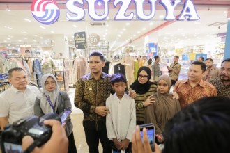 Wakil Wali Kota Banda Aceh Afdhal Khalilullah bersama istri yang juga Ketua TP PKK Kota Banda Aceh Dessy Maulidha membawa anak yatim belanja baju lebaran, Kamis (27/3)