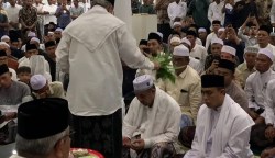 Abu MUDI saat mengukuhkan Abiya Anwar Usman sebagai pimpinan Dayah Darul Munawwarah Kuta Krueng