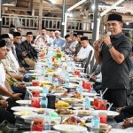 Bupati Aceh Besar Muharram Idris menyampaikan sambutan dalam acara buka puasa bersama ICMI Aceh Besar di Rumah Makan Cut Bit, Gampong Bueng Bakjok, Kecamatan Kuta Baro, Sabtu (15/3)