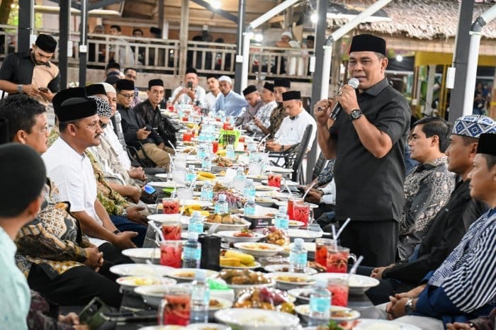 Bupati Aceh Besar Muharram Idris menyampaikan sambutan dalam acara buka puasa bersama ICMI Aceh Besar di Rumah Makan Cut Bit, Gampong Bueng Bakjok, Kecamatan Kuta Baro, Sabtu (15/3)