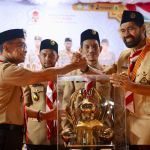 Gubernur Aceh Muzakir Manaf meyerahkan piala bergilir pada penutupan Musabaqah Tunas Ramadan XXIV Tahun 2025, di Lapangan Pendidikan Aceh Barat, Sabtu malam (15/3/2025)