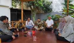 Wakil Gubernur Aceh Fadhlullah saat mendengar langsung keluh kesah mahasiswa Aceh di Malang, Jawa Timur, Senin, 21 April 2025. (Foto: Humas BPPA)