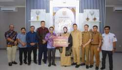 Ketua KIP Banda Aceh Yusri Razali mengembalikan sisa dana hibah Pilkada 2024 kepada Wali Kota Banda Aceh Illiza Sa’aduddin Djamal di pendopo, Senin (21/4). (Foto: Humas Pemko Banda Aceh)