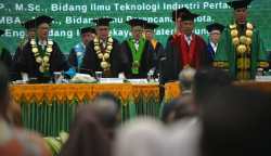 Pengukuhan lima Guru Besar USK pada sidang terbuka akademik Universitas Syiah Kuala, Darussalam, Selasa (22/4/2025). (Foto: For Infoaceh.net)