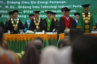 Pengukuhan lima Guru Besar USK pada sidang terbuka akademik Universitas Syiah Kuala, Darussalam, Selasa (22/4/2025). (Foto: For Infoaceh.net)