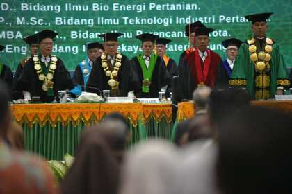 Pengukuhan lima Guru Besar USK pada sidang terbuka akademik Universitas Syiah Kuala, Darussalam, Selasa (22/4/2025). (Foto: For Infoaceh.net)