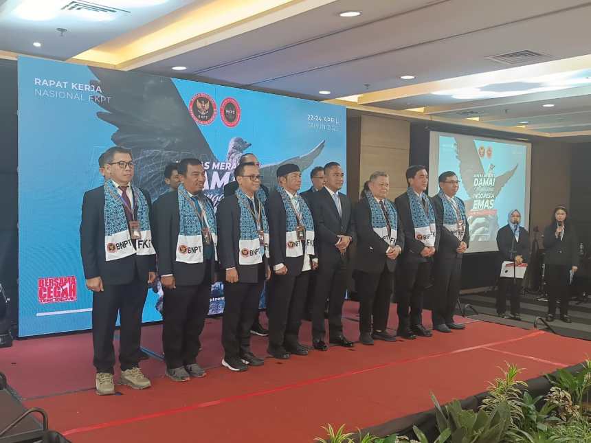 Dr Wiratmadinata SH MH dilantik sebagai Ketua FKPT Aceh oleh Kepala BNPT-RI Komjen Pol Eddy Haryono di Jakarta, Rabu (23/4). (Foto: For Infoaceh.net)