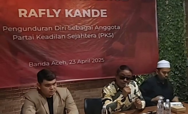 Mantan Anggota DPR RI asal Aceh Rafly Kande menggelar konferensi pers untuk mengumumkan mundur dari anggota Partai Keadilan Sejahtera (PKS), Rabu (23/4). (Foto: For Infoaceh.net)