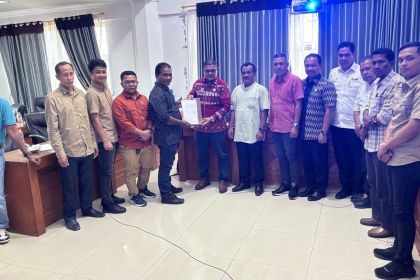 Ketua BRA Jamaluddin menyerahkan bahan pembentukan SOTK Satuan Pelaksana BRA Kabupaten Aceh Tamiang dan Penyerahan Akun E-Proposal BRA yang diterima Ketua Satpel BRA Aceh Tamiang, Rabu (23/4) di Gedung DPRK setempat. (Foto: For Infoaceh.net)
