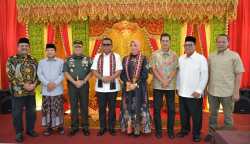 Plt Sekda Aceh M Nasir Syamaun dan Pangdam Iskandar Muda Mayjen TNI Niko Fahrizal menyambut kedatangan Kajati Aceh yang baru, Yudi Triadi, di Bandara Internasional SIM, Kamis (24/4/2025)(Foto: For Infoaceh.net)