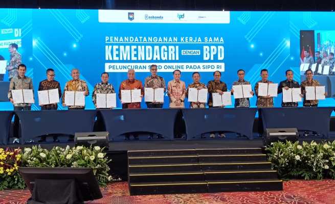 Direktur Dana dan Jasa Bank Aceh, M Hendra Supardi menandatangani Perjanjian Kerja Sama SP2D Online dengan Kemendagri di Jakarta pada 17 April 2025. (Foto: Dok. Bank Aceh)