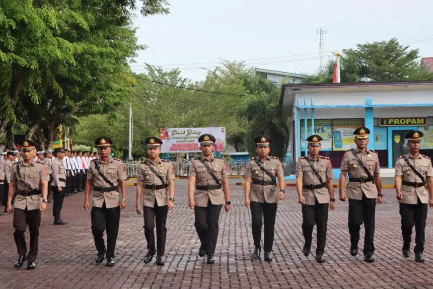 Polres Aceh Barat menggelar upacara pelantikan dan serah terima jabatan lima pejabat utama pada Jum'at (25/4/2025) di Lapangan Apel Polres Aceh Barat