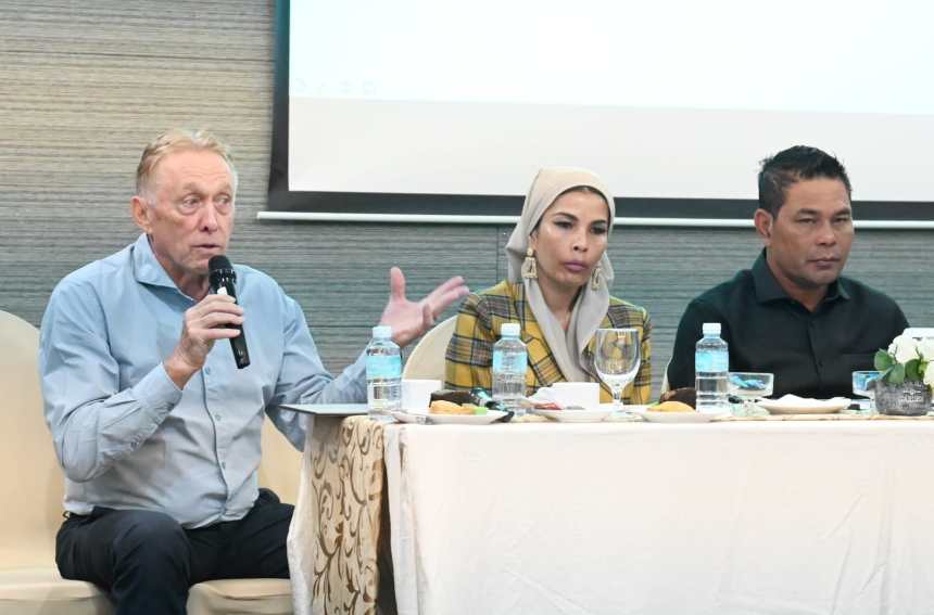 Chairman CEO GGI Energy Pte Ltd, Alan Matthews menyampaikan pemaparan terkait kerja sama Investasi Program Pengelolaan Sampah antara GGIE Singapore dan PT Pembangunan Aceh (PEMA) di Hotel Kyriad Muraya, Banda Aceh, Jum'at (25/4/2025).(Foto: For Infoaceh.net)