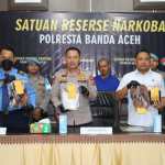Kapolresta Banda Aceh Kombes Joko didampingi Kasat Resnarkoba AKP Rajabul Asra dan Vovo Kristanto PGS Airport Security Departement Head Bandara SIM saat konferensi pers di Polresta Banda Aceh, Rabu (30/4). (Foto: Dok. Polresta Banda Aceh)
