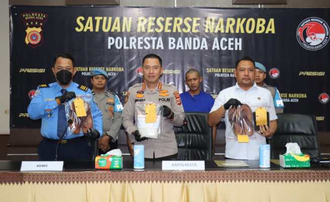 Kapolresta Banda Aceh Kombes Joko didampingi Kasat Resnarkoba AKP Rajabul Asra dan Vovo Kristanto PGS Airport Security Departement Head Bandara SIM saat konferensi pers di Polresta Banda Aceh, Rabu (30/4). (Foto: Dok. Polresta Banda Aceh)