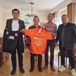 Presiden Persiraja Banda Aceh Nazaruddin Dek Gam mengukuhkan Persiraja Perwakilan Eropa di Paris, Prancis. (Foto: Dok. MO Persiraja)