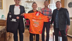 Presiden Persiraja Banda Aceh Nazaruddin Dek Gam mengukuhkan Persiraja Perwakilan Eropa di Paris, Prancis. (Foto: Dok. MO Persiraja)