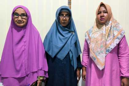 Ruhani binti Usman (kiri) Zubaidah binti Ibrahim (tengah), dan Rosmida binti Muhammad Nursairin (kanan)