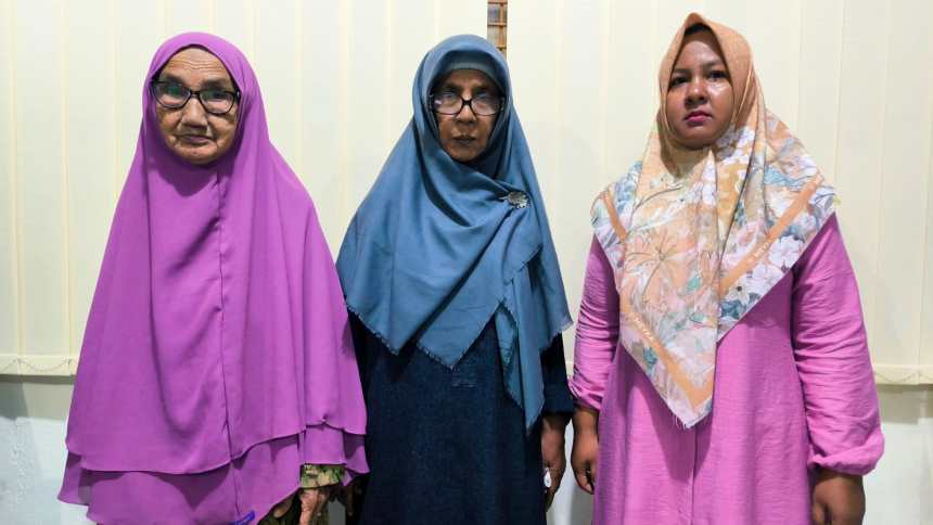 Ruhani binti Usman (kiri) Zubaidah binti Ibrahim (tengah), dan Rosmida binti Muhammad Nursairin (kanan) | INFOACEH.net Ruhani binti Usman (kiri) Zubaidah binti Ibrahim (tengah), dan Rosmida binti Muhammad Nursairin (kanan)