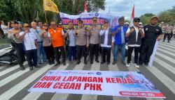 Polisi ikut bergabung dengan peserta aksi Hari Buruh Internasional di Banda Aceh, Kamis (1/5)