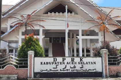 Menurut Fadhli Irman, sebagai representasi rakyat yang digaji dan diberikan berbagai fasilitas oleh negara melalui uang rakyat, tentunya DPRK Aceh Selatan diharapkan dapat berkontribusi maksimal dalam pembangunan daerah.