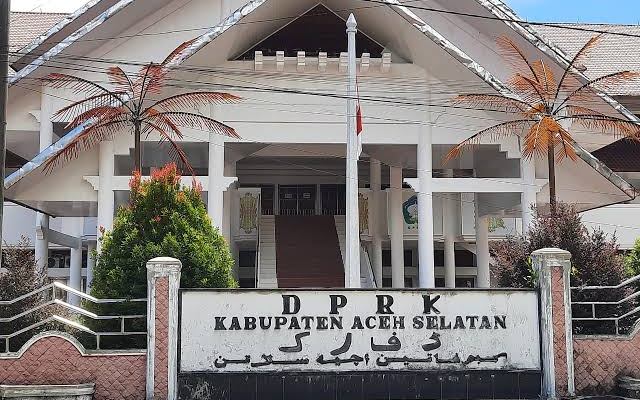 Menurut Fadhli Irman, sebagai representasi rakyat yang digaji dan diberikan berbagai fasilitas oleh negara melalui uang rakyat, tentunya DPRK Aceh Selatan diharapkan dapat berkontribusi maksimal dalam pembangunan daerah.
