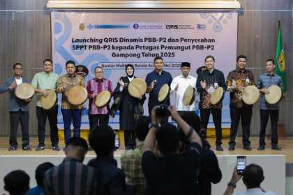 Wali Kota Banda Aceh Illiza Sa’aduddin Djamal dan Wakil Wali Kota saat meluncurkan QRIS Dinamis di Balai Kota, Jum'at (2/5/2025). (Foto: For Infoaceh.net)