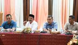 Wakil Bupati Aceh Besar Drs H Syukri A Jalil didampingi Ketua dan Wakil Ketua DPRK Aceh Besar menyampaikan pandangan terkait pentingnya memperingati Hari Lahir Kabupaten Aceh Besar yang telah berdiri sejak 1956