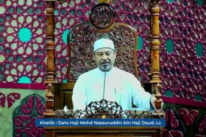Gubernur Kelantan, Malaysia Ustadz Dato’ Panglima Perang Mohd Nassuruddin bin Haji Daud menjadi Khatib khutbah Jum'at di Masjid Oman Al-Makmur Lampriet Banda Aceh, Jum'at (2/5). (Foto: For Infoaceh.net)