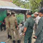 Anggota Satpol PP-WH Aceh Besar megamankan manusia silver yang mencoba beroperasi di Simpang Ajun, Kecamatan Darul Imarah, Aceh Besar, Sabtu (3/5). (Foto: Dok. Satpol PP-WH Aceh Besar)