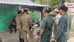 Anggota Satpol PP-WH Aceh Besar megamankan manusia silver yang mencoba beroperasi di Simpang Ajun, Kecamatan Darul Imarah, Aceh Besar, Sabtu (3/5). (Foto: Dok. Satpol PP-WH Aceh Besar)