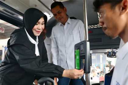 Wali Kota Banda Aceh Illiza Sa’aduddin Djamal menempelkan kartu Trans Koetaradja dalam acara peluncuran aplikasi Trans Koetaradja di Terminal Tipe A Batoh, Band Aceh, Ahad (4/5)