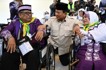 Presiden Prabowo Subianto saat melepas jamaah haji Indonesia di Bandara Soekarno-Hatta (Soetta), Tangerang, Banten, Ahad (4/5)