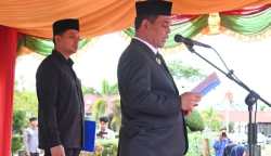 Bupati Aceh Besar Muharram Idris bertindak selaku Inspektur Upacara HUT ke-41 Kota Jantho dan Hardiknas Tahun 2025, di halaman Kantor Bupati, Kota Jantho, Senin (5/5)