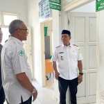 Bupati Aceh Besar Muharram Idris berdialog dengan Kepala Puskesmas Peukan Bada Burhanuddin, saat meninjau Puskesmas Peukan Bada, Rabu (7/5)