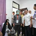 Wakil Gubernur Aceh Fadhlullah bersama Wakil Bupati Aceh Utara, Tarmizi Panyang menyapa pasien yang tengah dioperasi katarak, pada kegiatan Bakti Sosial Operasi Katarak di Kabupaten Aceh Utara, Kamis (8/5)