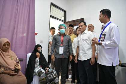 Wakil Gubernur Aceh Fadhlullah bersama Wakil Bupati Aceh Utara, Tarmizi Panyang menyapa pasien yang tengah dioperasi katarak, pada kegiatan Bakti Sosial Operasi Katarak di Kabupaten Aceh Utara, Kamis (8/5)