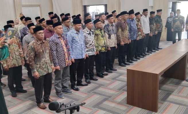 Kakanwil Kemenag Aceh Azahri mengambil sumpah dan melantik 44 pejabat eselon IV, Jum'at sore (9/5). (Foto: For Infoaceh.net)