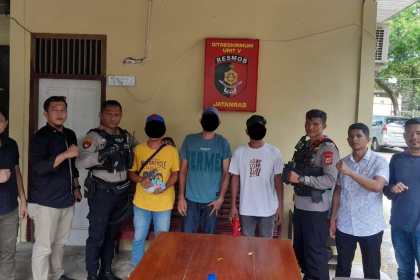 Satgas Ops Premanisme Polda Aceh mengamankan tiga pelaku pungli di kawasan wisata Pantai Pulau Kapuk, Kecamatan Lhoknga, Aceh Besar, Kamis, 8 Mei 2025