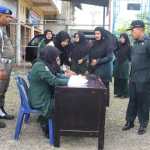 Petugas Satpol PP-WH Aceh Besar melakukan pendataan terhadap pelanggar busana Islami di kawasan Jalan Cut Nyak Dhien, Ajun, Kecamatan Peukan Bada, Aceh Besar, Sabtu (10/5)