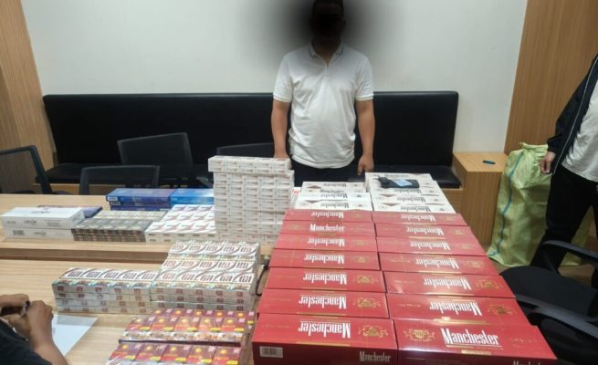 Polresta Banda Aceh mengamankan ratusan bungkus rokok ilegal saat melakukan razia di simpang Lamgugob Kecamatan Syiah Kuala, Banda Aceh, Ahad (11/5) dini hari.