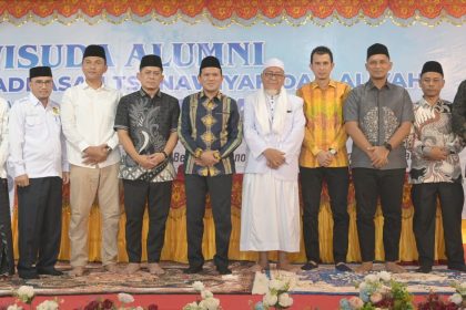 Wakil Gubernur Aceh Fadhlullah menghadiri wisuda ke-33 santri Madrasah Tsanawiyah dan Madrasah Aliyah Dayah Jeumala Amal, di Pidie Jaya, Ahad (11/5/2025)