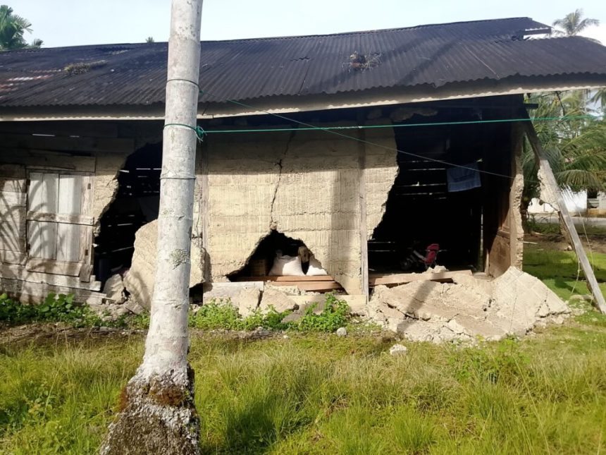 Gempa bumi yang mengguncang Aceh, Ahad, 11 Mei 2025 sore merusak sejumlah rumah warga di Kabupaten Aceh Selatan. (Foto: Dok. BPBD Aceh Selatan)
