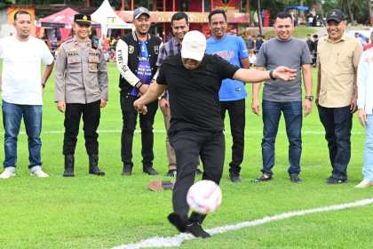 Bupati Aceh Besar Muharram Idris melakukan tendangan perdana pada pembukaan turnamen sepak bola PS AMLA Tahun 2025 di Lapangan Gampong Lamteungoh, Kecamatan Ingin Jaya, Aceh Besar, Senin (12/5)